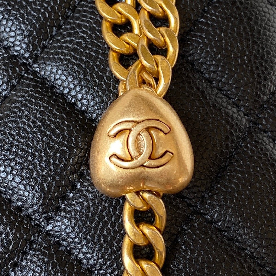 CHANEL 23P Heart Ball Vanity Case 17cm 4