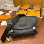 Louis Vuitton Messenger Voyager PM Monogram Eclipse 33cm Premium Men's Crossbody Bag