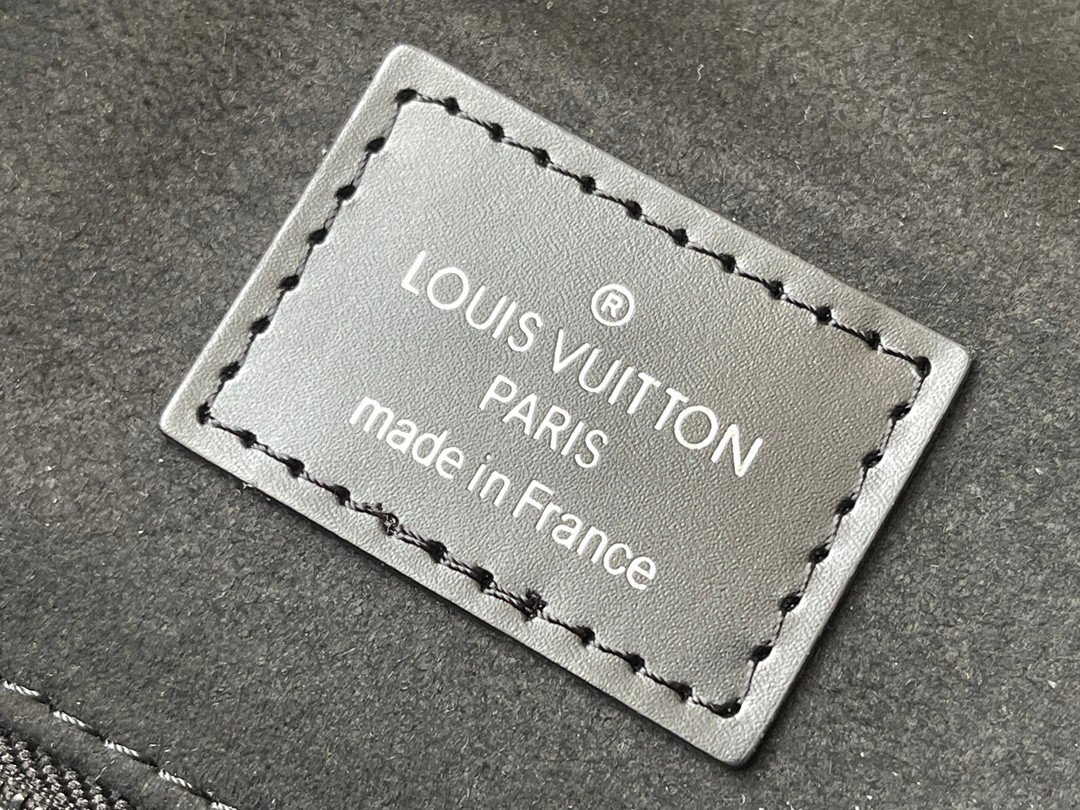 Louis Vuitton x Supreme Christopher Backpack in Epi Leather 26x47x13cm Limited Edition Streetwear Collaboration 17