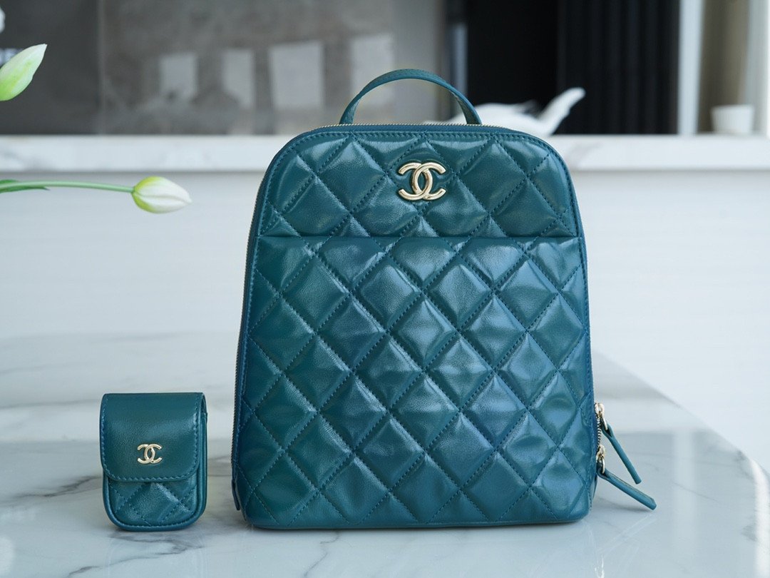 CHANEL 22A Metiers d’Art Collection Glossy Calfskin Backpack with Detachable Mini Pouch Leather Urban Rucksack 1