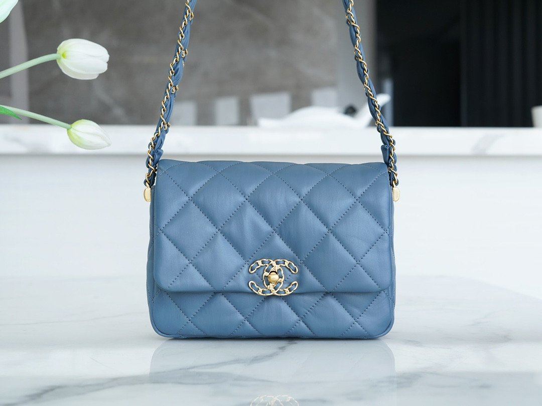 CHANEL 23k Autumn/Winter Collection Wide Strap Quilted Flap Bag 20.5cm 4 Colors 1