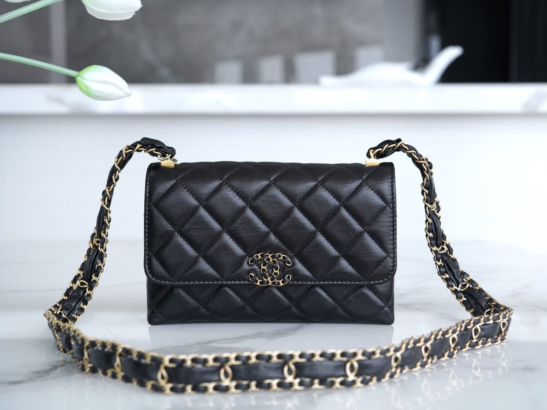CHANEL 23K Autumn/Winter Collection The Wide Strap Crinkled Calfskin Flap Bag 18cm 1