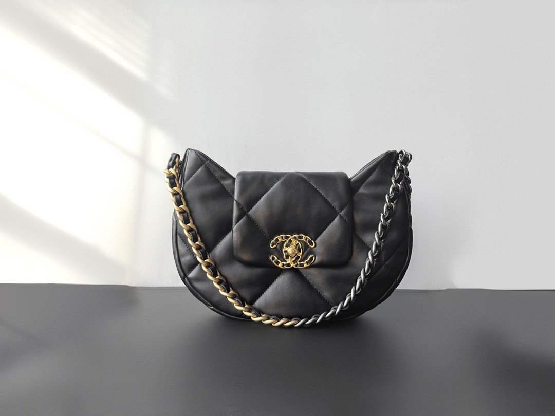 Chanel 24C 19 Hobo Underarm Bag 29cm Black Maxi Quilted Lambskin Half-Moon Crescent Shoulder Bag 1
