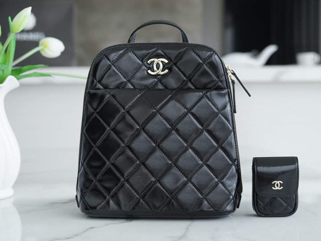CHANEL 22A Metiers d’Art Collection Glossy Calfskin Backpack with Detachable Mini Pouch Leather Urban Rucksack 10