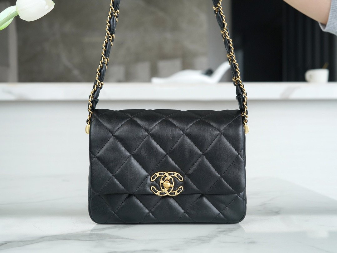 CHANEL 23k Autumn/Winter Collection Wide Strap Quilted Flap Bag 20.5cm 4 Colors 10