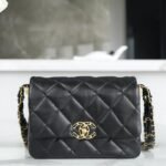 CHANEL 23k Autumn/Winter Collection Wide Strap Quilted Flap Bag 20.5cm 4 Colors 11