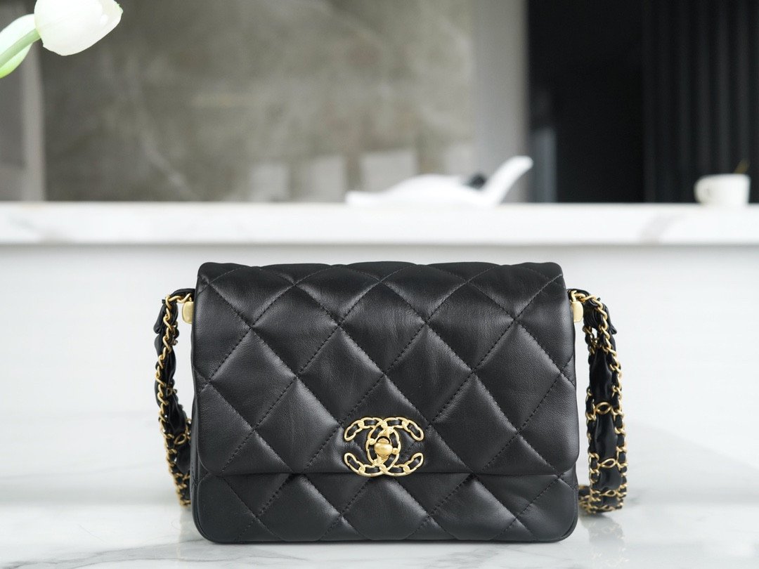 CHANEL 23k Autumn/Winter Collection Wide Strap Quilted Flap Bag 20.5cm 4 Colors 11