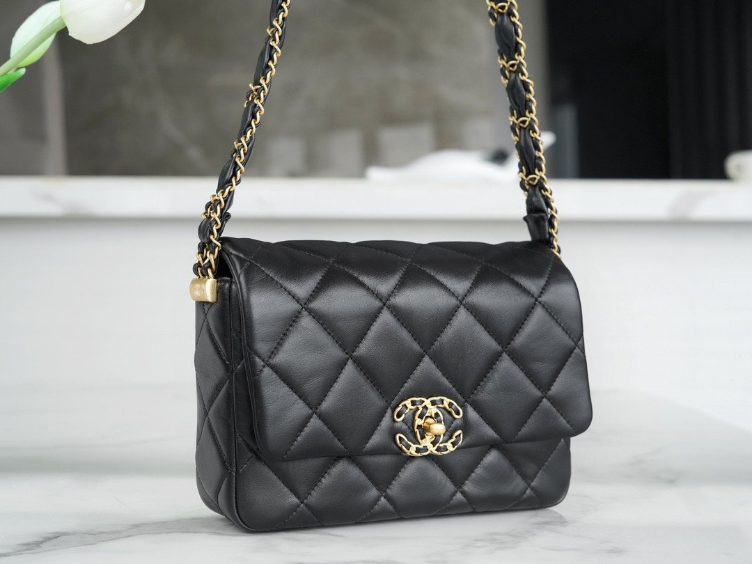 CHANEL 23k Autumn/Winter Collection Wide Strap Quilted Flap Bag 20.5cm 4 Colors 12