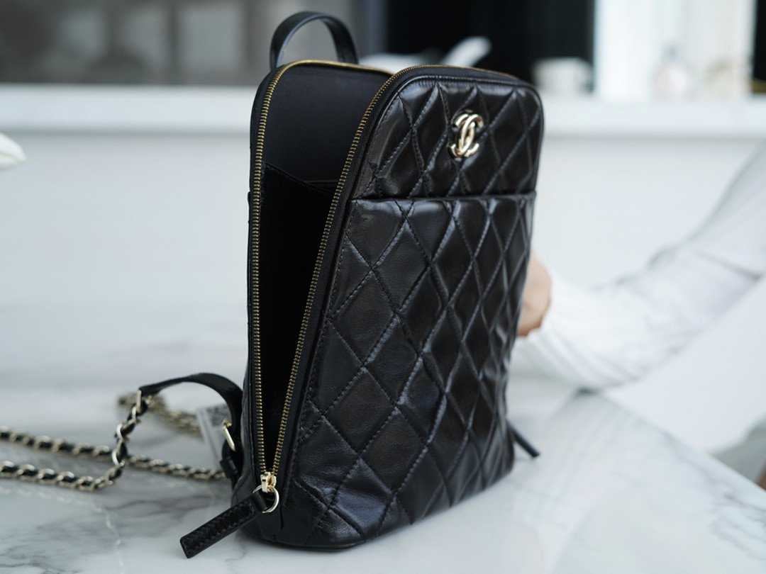 CHANEL 22A Metiers d’Art Collection Glossy Calfskin Backpack with Detachable Mini Pouch Leather Urban Rucksack 15