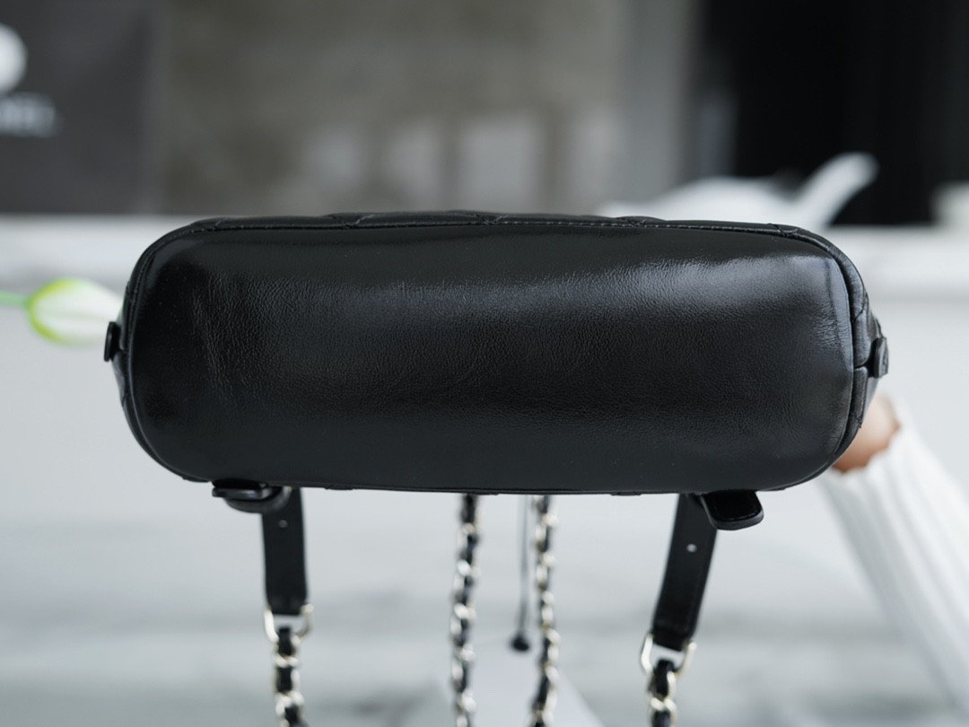 CHANEL 22A Metiers d’Art Collection Glossy Calfskin Backpack with Detachable Mini Pouch Leather Urban Rucksack 16