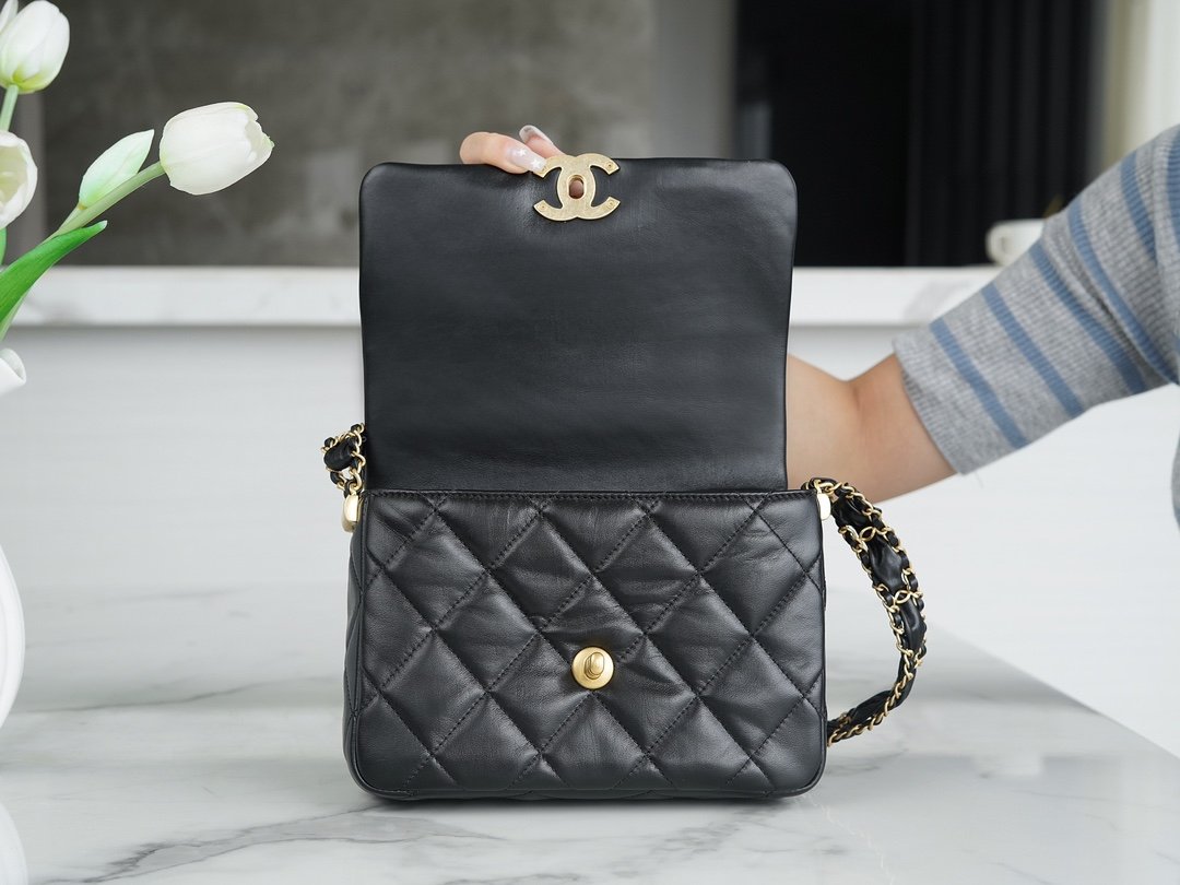 CHANEL 23k Autumn/Winter Collection Wide Strap Quilted Flap Bag 20.5cm 4 Colors 16