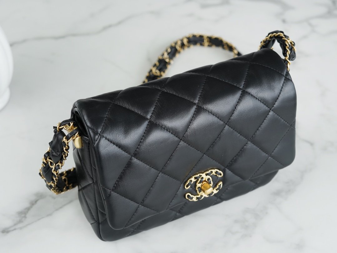 CHANEL 23k Autumn/Winter Collection Wide Strap Quilted Flap Bag 20.5cm 4 Colors 18