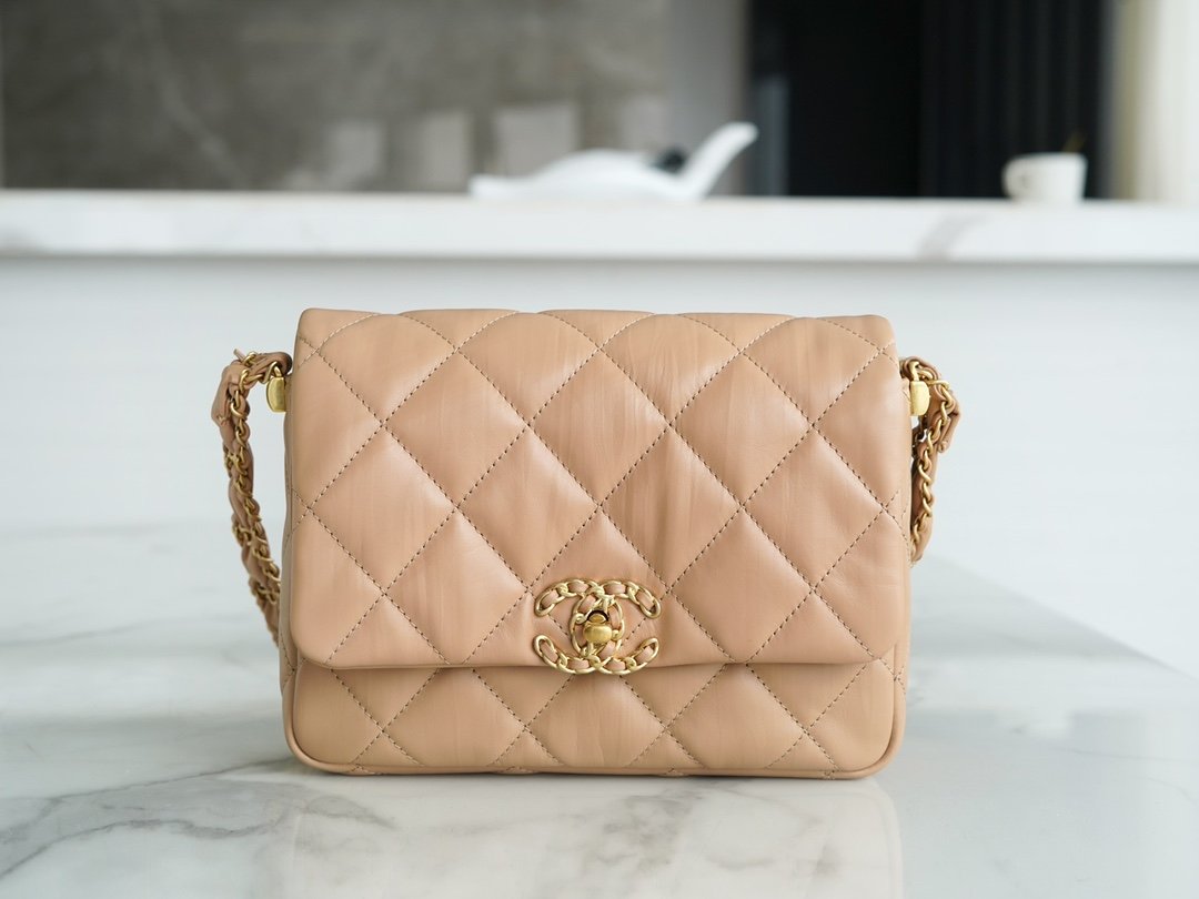 CHANEL 23k Autumn/Winter Collection Wide Strap Quilted Flap Bag 20.5cm 4 Colors 19