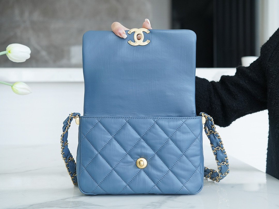 CHANEL 23k Autumn/Winter Collection Wide Strap Quilted Flap Bag 20.5cm 4 Colors 2