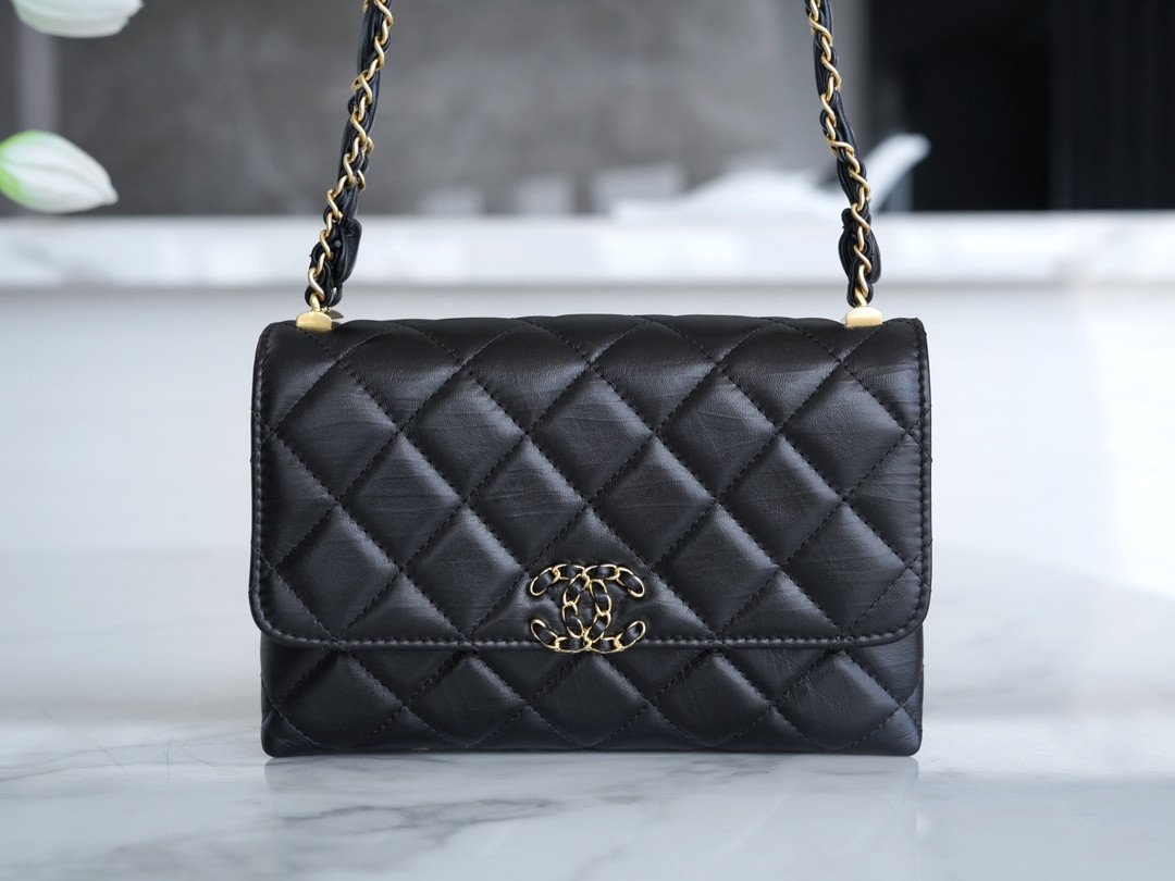 CHANEL 23K Autumn/Winter Collection The Wide Strap Crinkled Calfskin Flap Bag 18cm 2