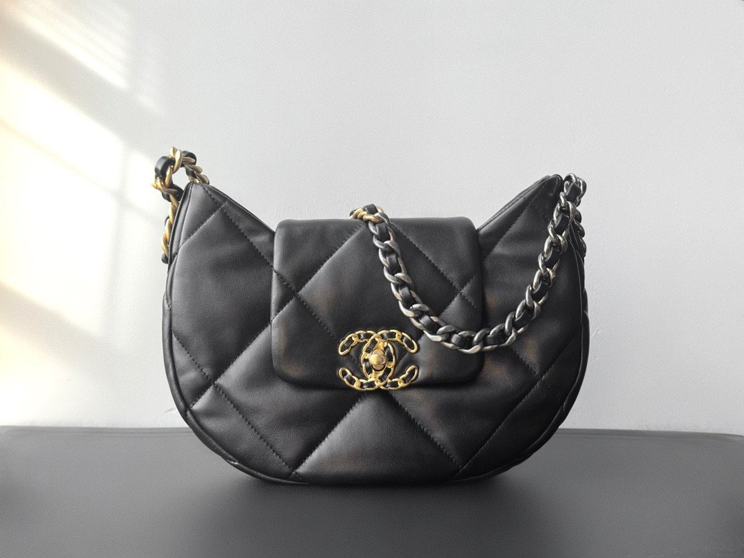 Chanel 24C 19 Hobo Underarm Bag 29cm Black Maxi Quilted Lambskin Half-Moon Crescent Shoulder Bag 2