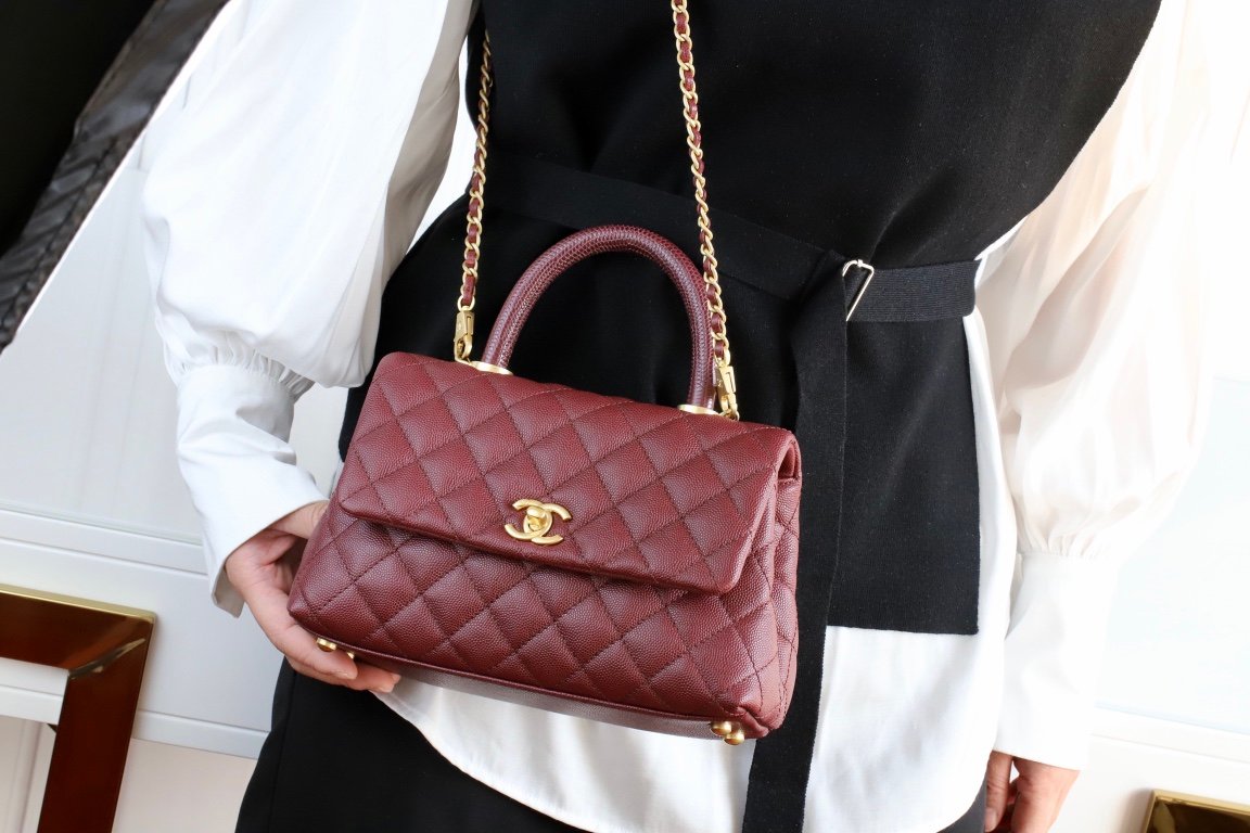 CHANEL Coco Handle Small Flap Bag 24cm in Grained Calfskin Elegant Top Handle Crossbody with Gold-Tone Hardware 20