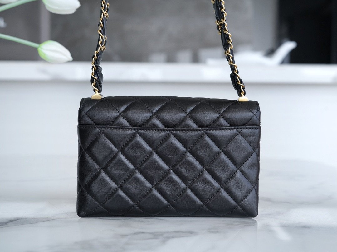CHANEL 23K Autumn/Winter Collection The Wide Strap Crinkled Calfskin Flap Bag 18cm 3