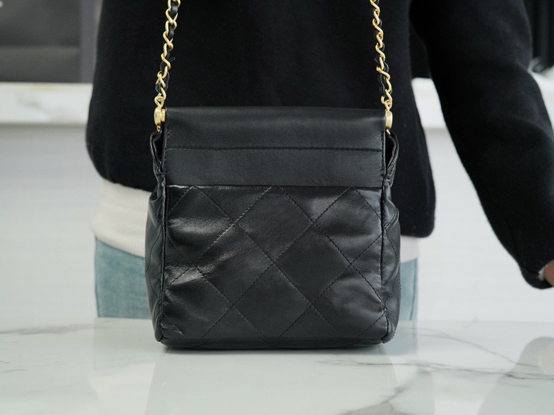 Chanel 23P Mini 22 Bag 17x16x7cm Black Quilted Lambskin with Candy Charms Luxury Crossbody Pouch 4
