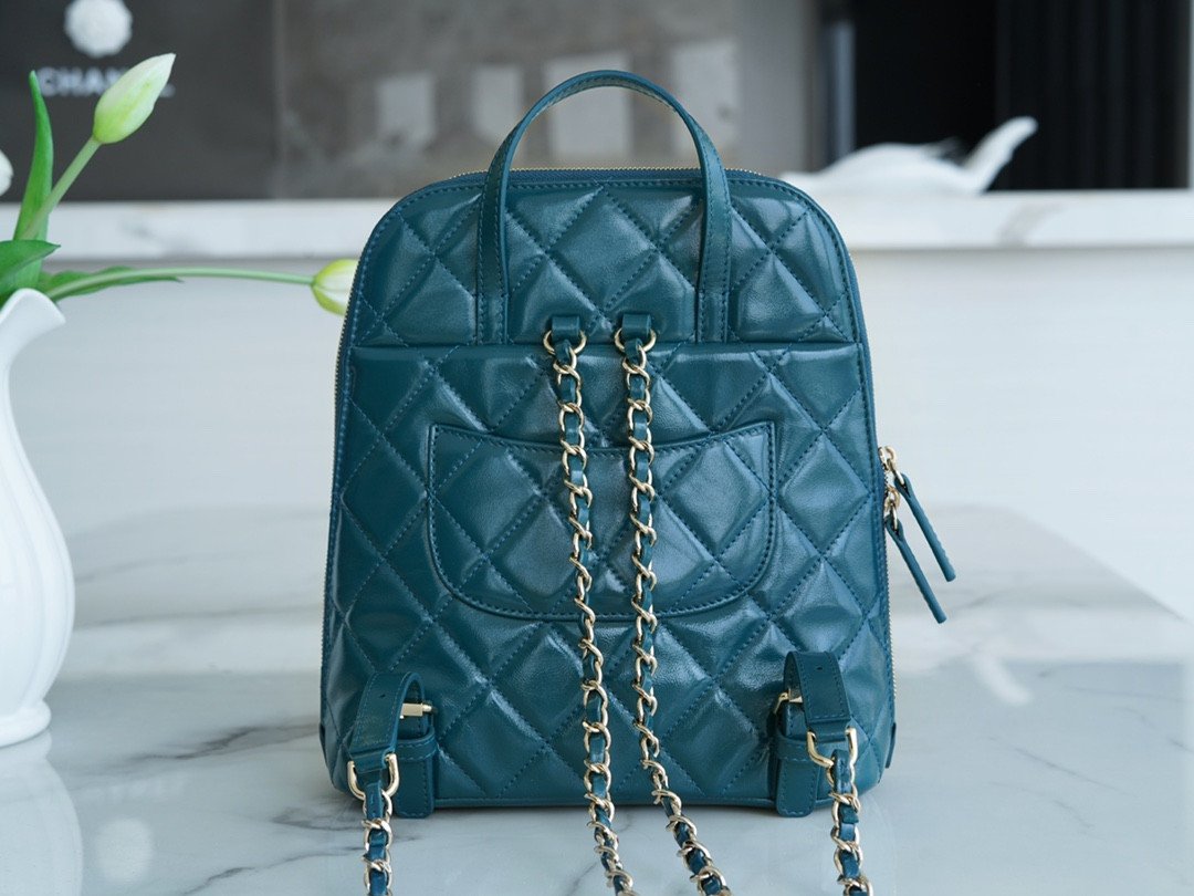 CHANEL 22A Metiers d’Art Collection Glossy Calfskin Backpack with Detachable Mini Pouch Leather Urban Rucksack 4