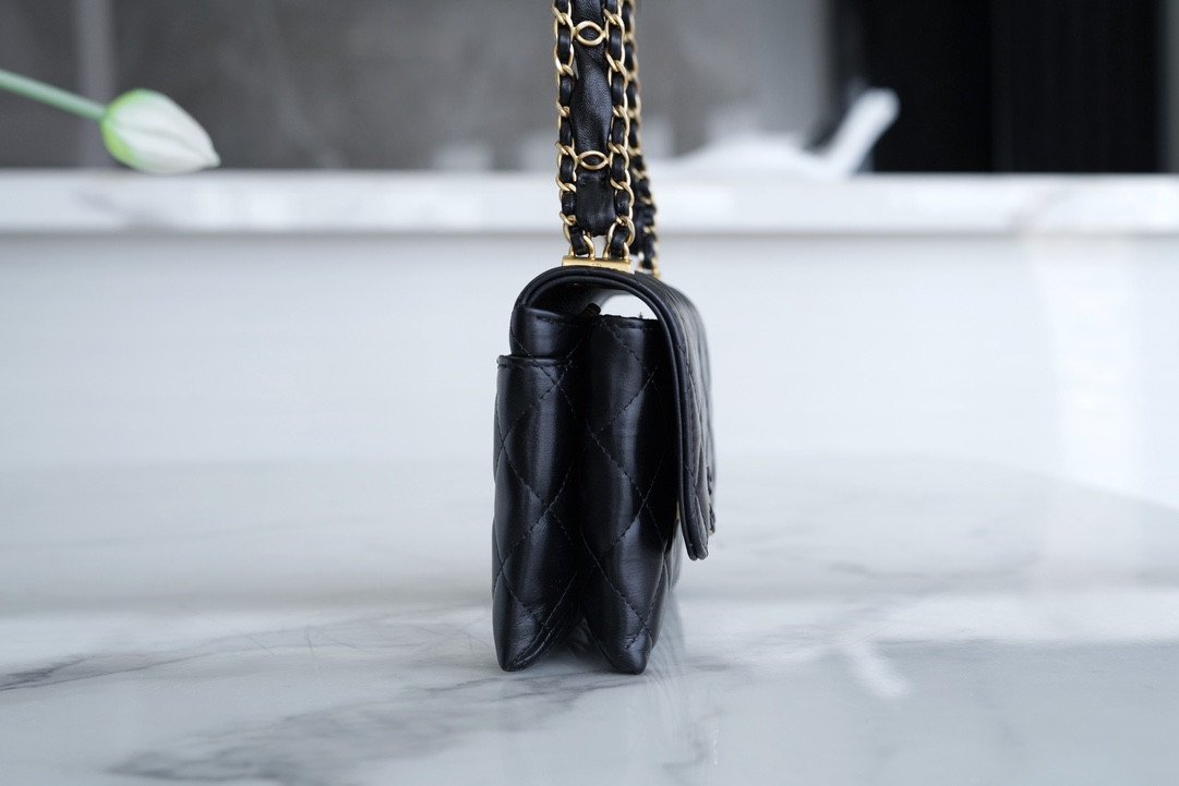 CHANEL 23K Autumn/Winter Collection The Wide Strap Crinkled Calfskin Flap Bag 18cm 4