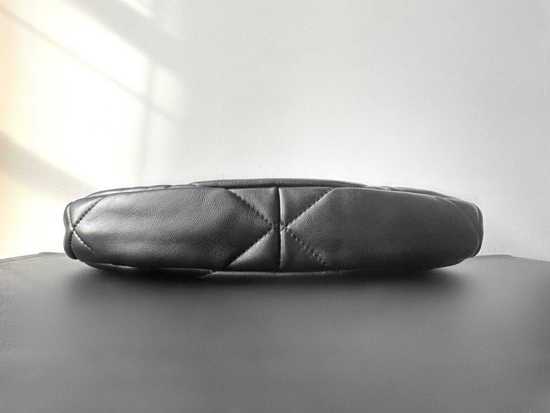 Chanel 24C 19 Hobo Underarm Bag 29cm Black Maxi Quilted Lambskin Half-Moon Crescent Shoulder Bag 4
