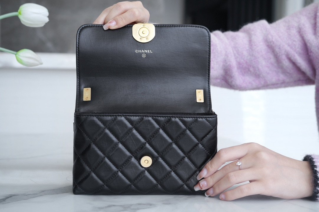 CHANEL 23K Autumn/Winter Collection The Wide Strap Crinkled Calfskin Flap Bag 18cm 5