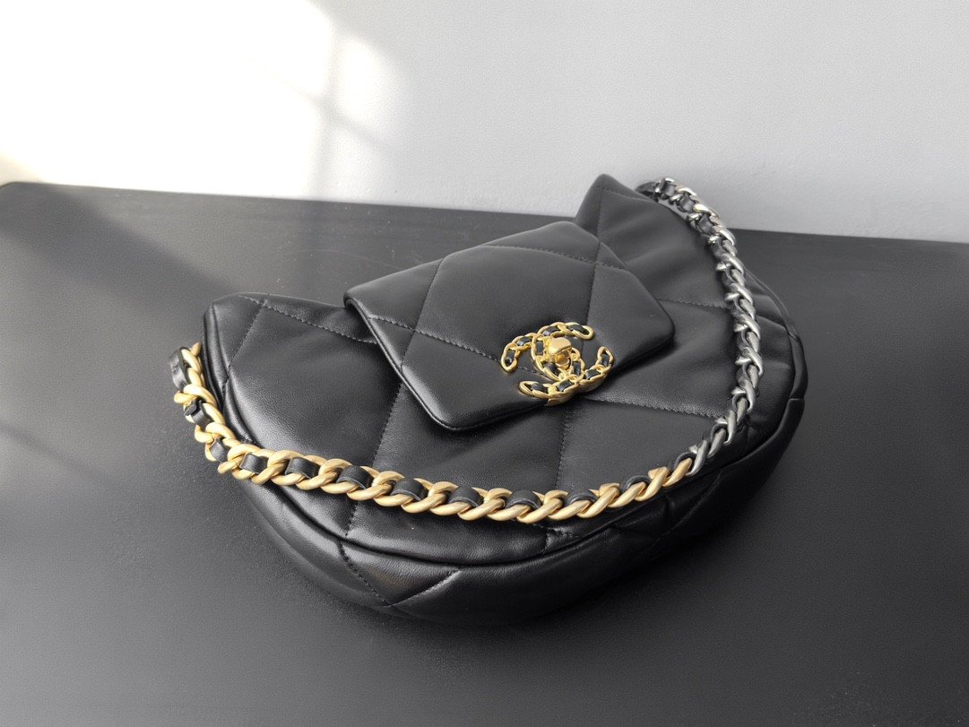 Chanel 24C 19 Hobo Underarm Bag 29cm Black Maxi Quilted Lambskin Half-Moon Crescent Shoulder Bag 5