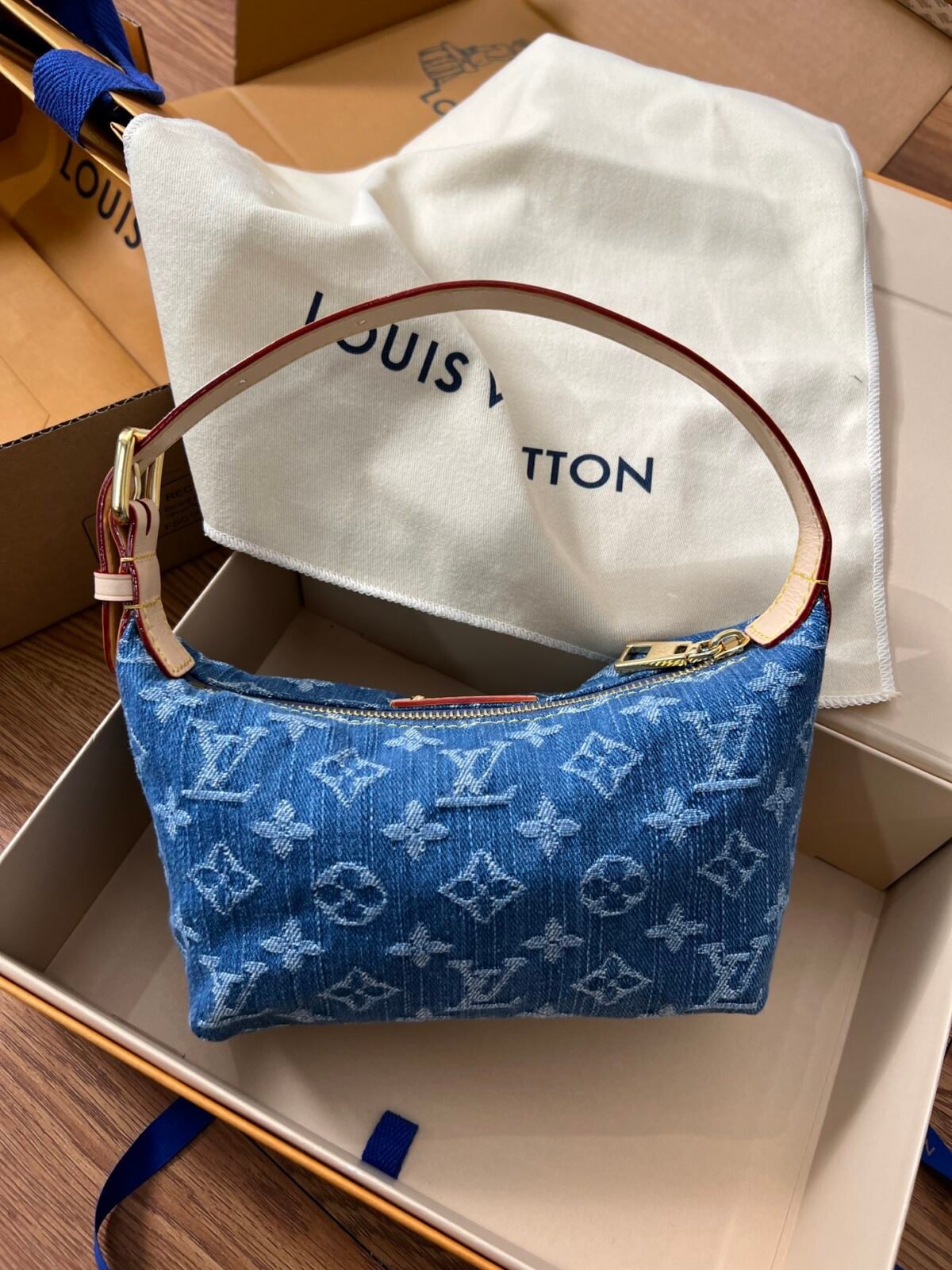 Louis Vuitton Hills Pochette in Monogram Denim Shoulder Bag 18.5cm A Contemporary Icon of Casual Luxury 6