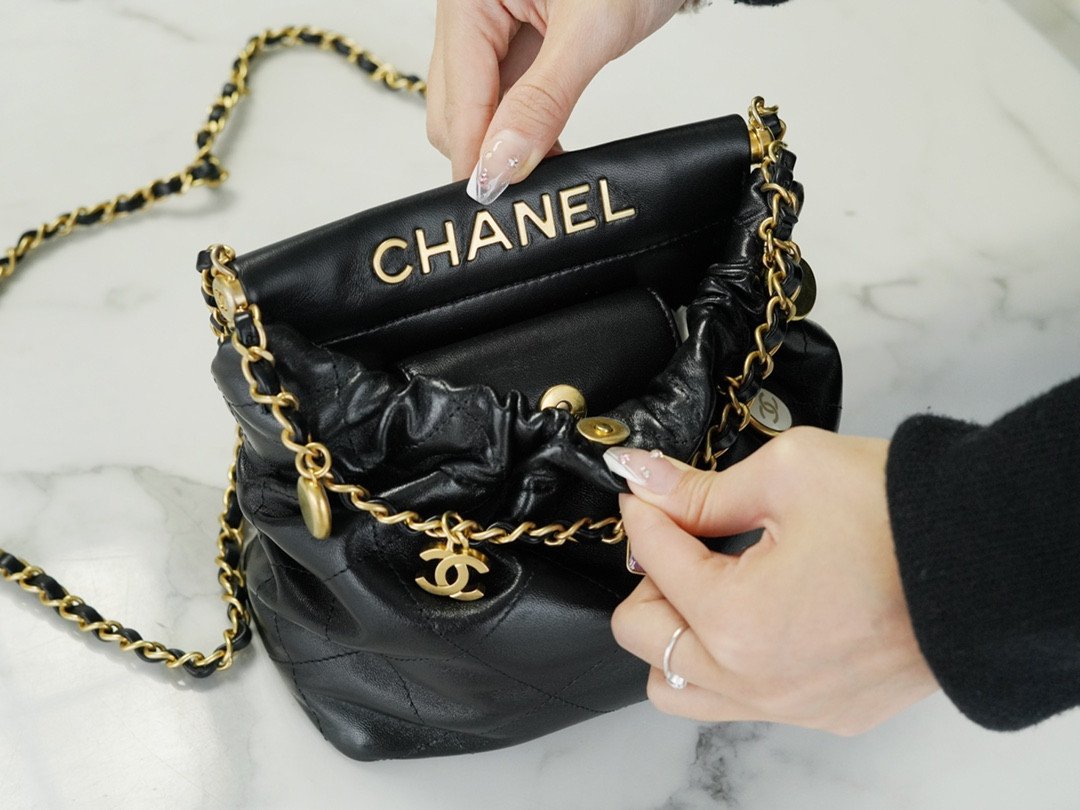 Chanel 23P Mini 22 Bag 17x16x7cm Black Quilted Lambskin with Candy Charms Luxury Crossbody Pouch 7