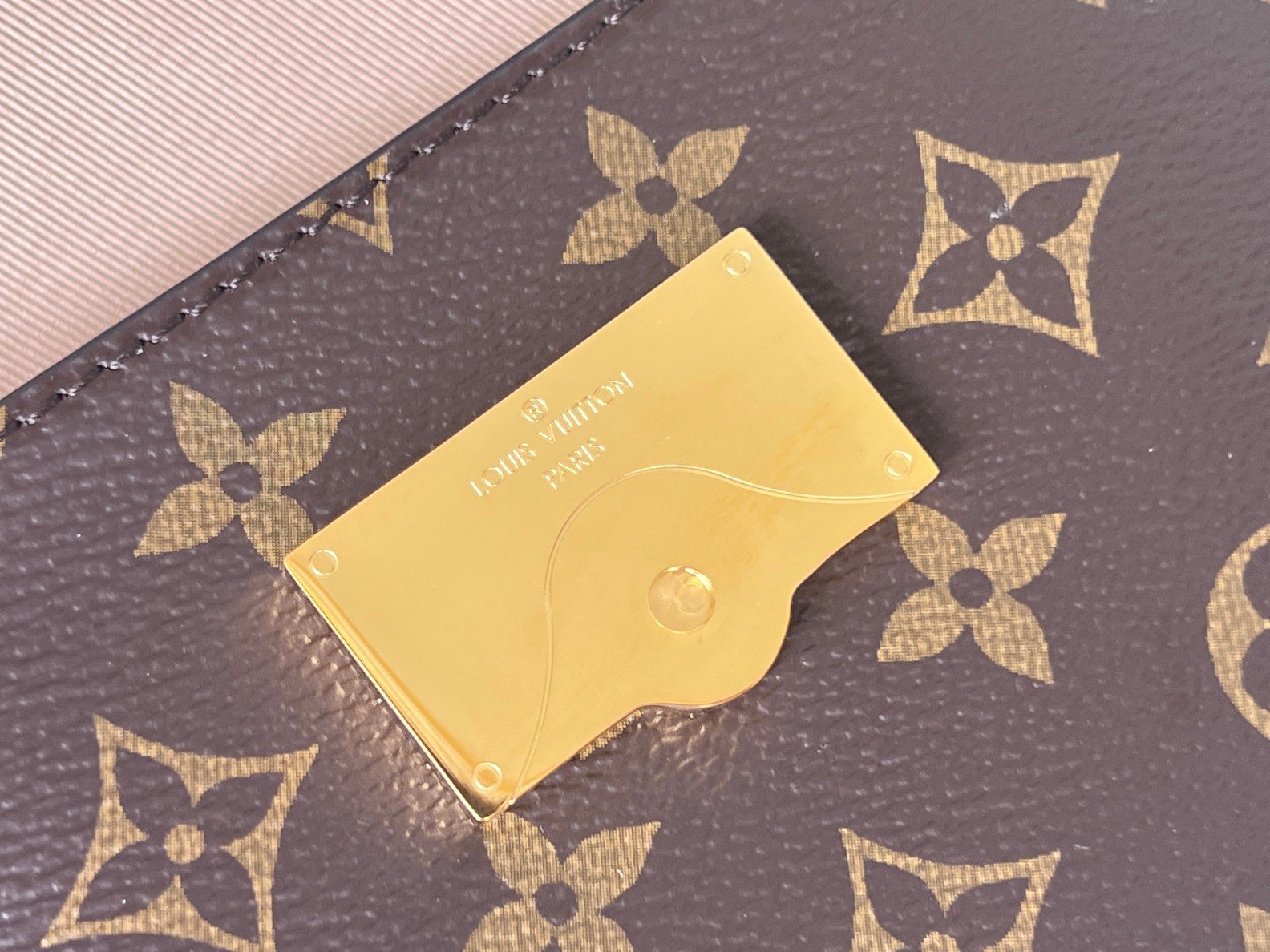 Louis Vuitton Cluny Mini Monogram Handbag 20cm The Perfect Intersection of Structured Elegance and Modern Street Style 7