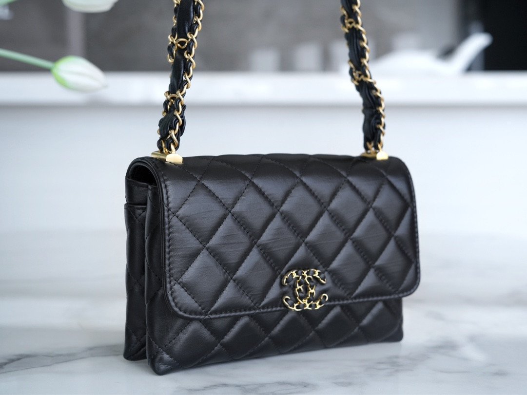 CHANEL 23K Autumn/Winter Collection The Wide Strap Crinkled Calfskin Flap Bag 18cm 8