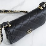 CHANEL 23K Autumn/Winter Collection The Wide Strap Crinkled Calfskin Flap Bag 18cm 9