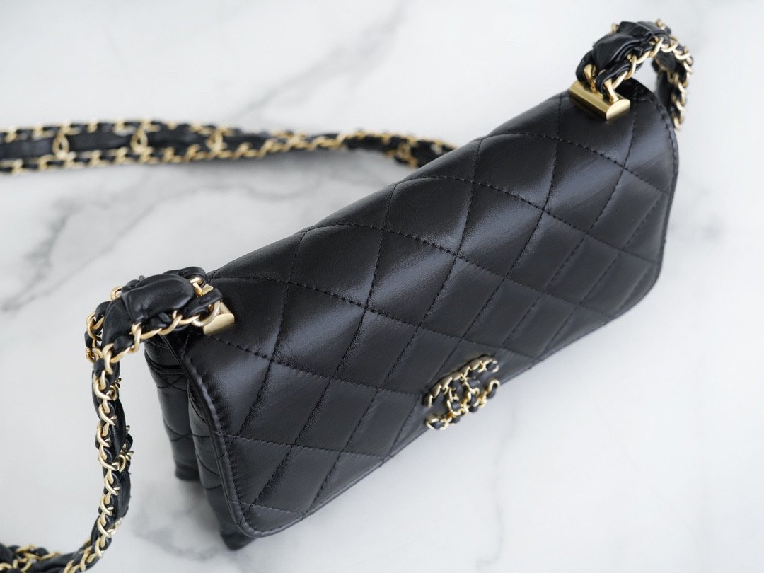 CHANEL 23K Autumn/Winter Collection The Wide Strap Crinkled Calfskin Flap Bag 18cm 9