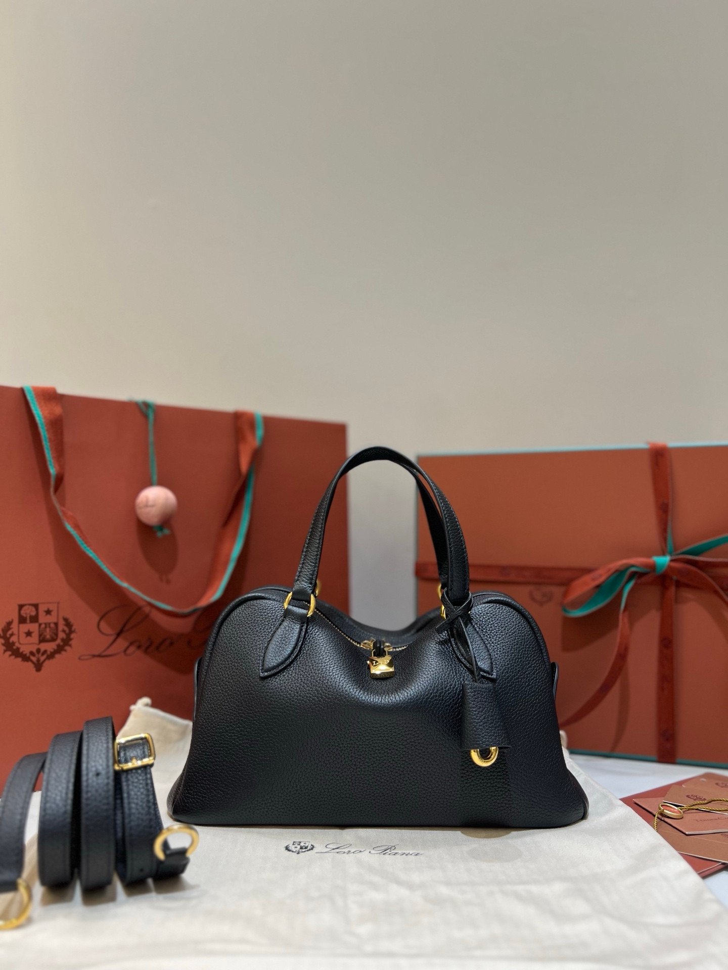 Loro Piana Needle Small Bag 5 Colors 31cm Premium Leather Handbag with Adjustable Strap and Internal Pouch Loro Piana Needle Small Bag 5 Colors 31cm Premium Leather Handbag with Adjustable Strap and Internal Pouch