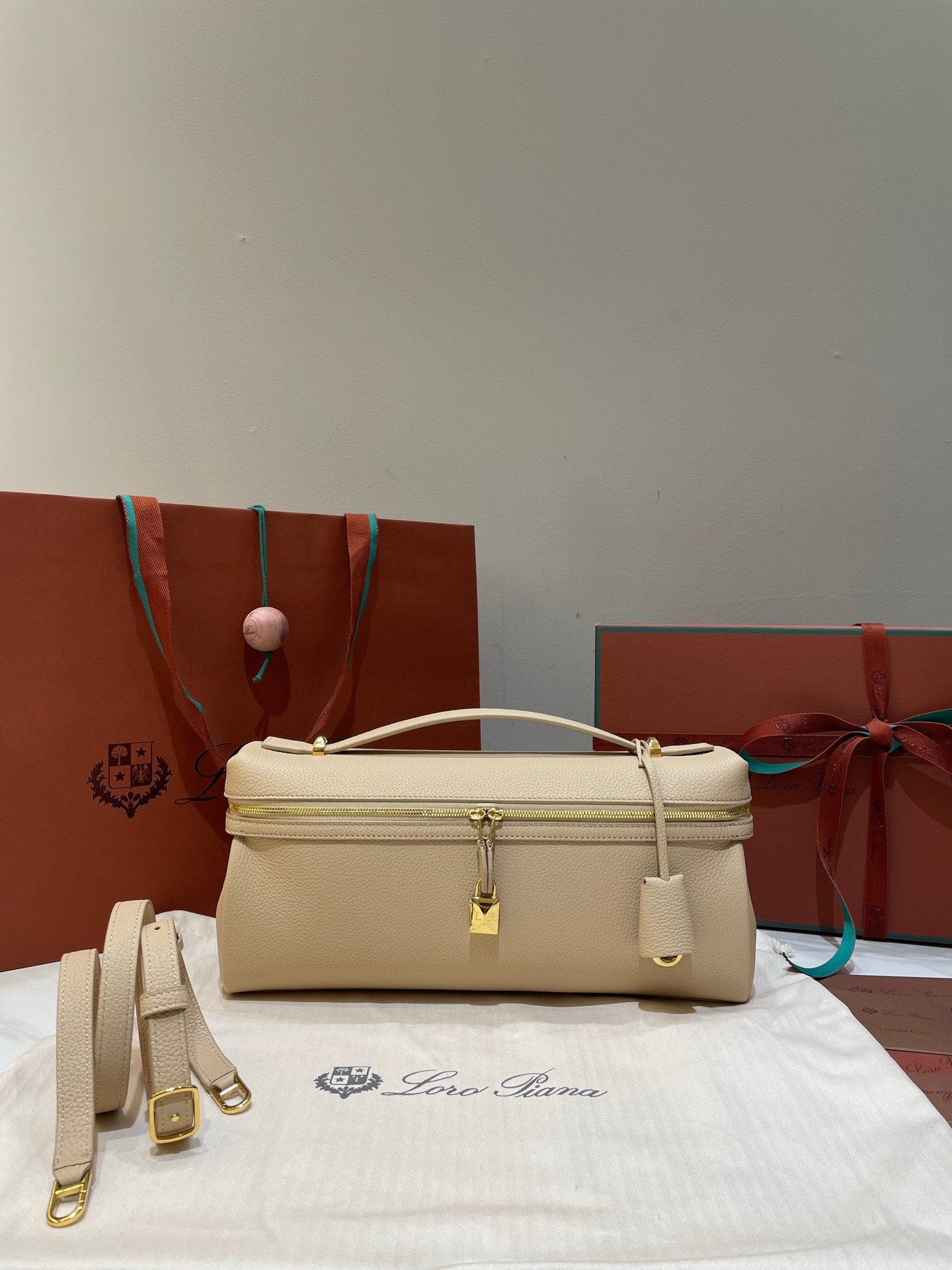 Loro Piana Extra Softy L33 Bag Quiet Luxury Fine-Grained Leather Handbag with Crossbody Strap