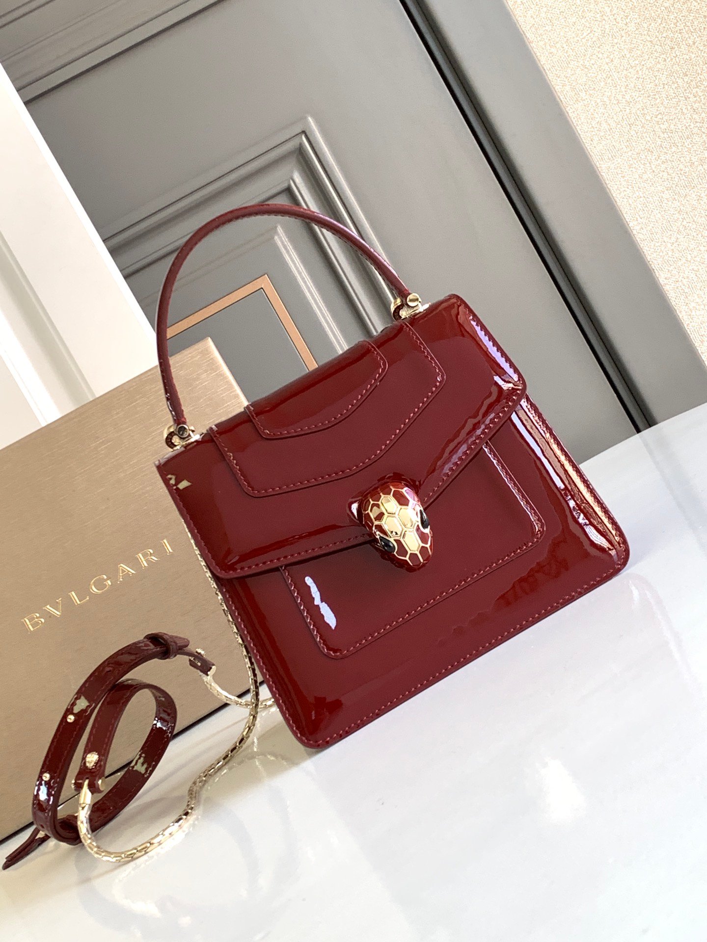 BVLGARI Serpenti Forever Glossy Calfskin Top Handle Bag 18cm Luxury Snakehead Chain Shoulder Crossbody Bag BVLGARI Serpenti Forever Glossy Calfskin Top Handle Bag 18cm Luxury Snakehead Chain Shoulder Crossbody Bag