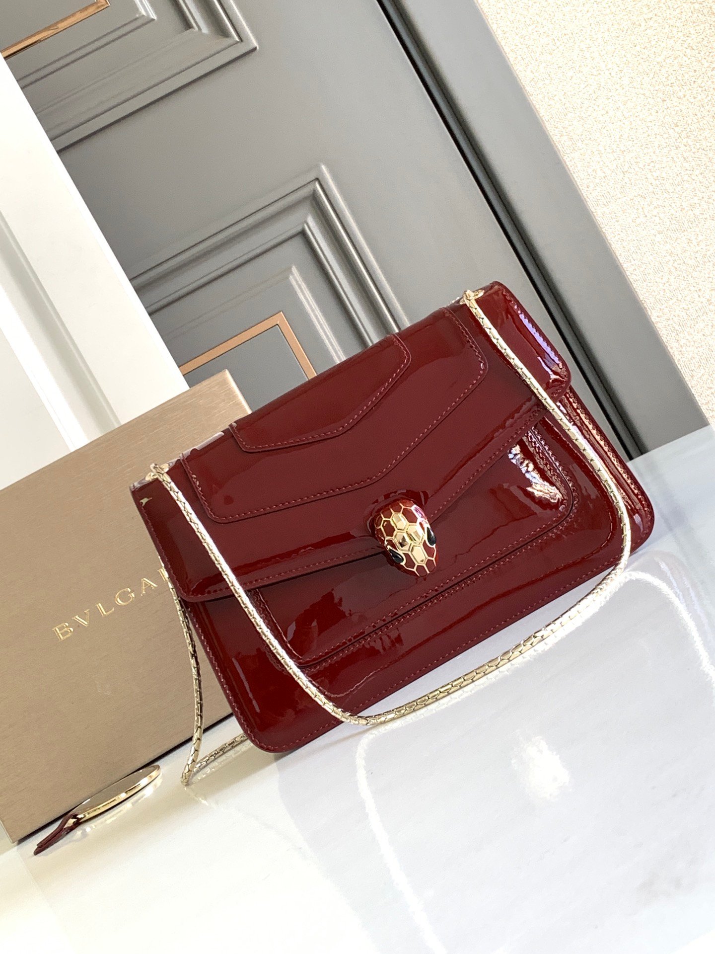 BVLGARI Serpenti Forever Glossy Calfskin Shoulder Bag 25cm Multi-Compartment Chain Bag with Snakehead Closure BVLGARI Serpenti Forever Glossy Calfskin Shoulder Bag 25cm Multi-Compartment Chain Bag with Snakehead Closure