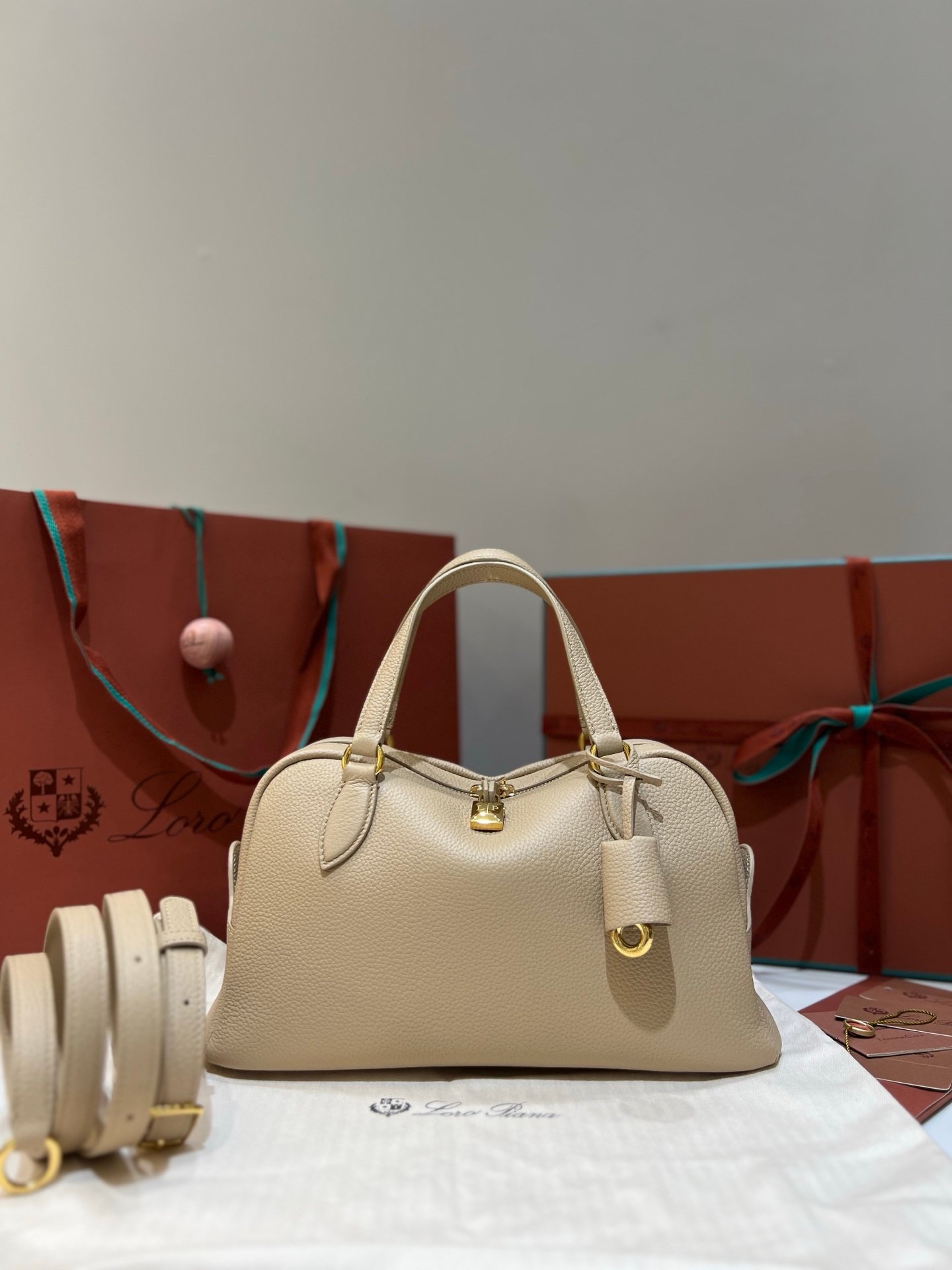 Loro Piana Needle Small Bag 5 Colors 31cm Premium Leather Handbag with Adjustable Strap and Internal Pouch Loro Piana Needle Small Bag 5 Colors 31cm Premium Leather Handbag with Adjustable Strap and Internal Pouch