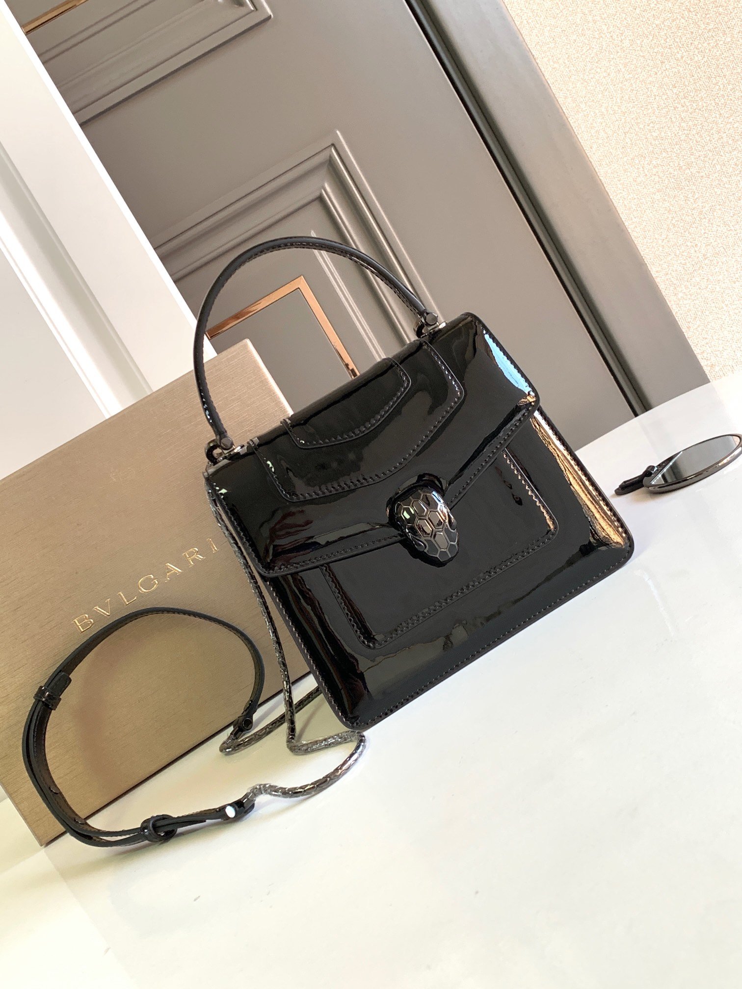 BVLGARI Serpenti Forever Glossy Calfskin Top Handle Bag 18cm Luxury Snakehead Chain Shoulder Crossbody Bag BVLGARI Serpenti Forever Glossy Calfskin Top Handle Bag 18cm Luxury Snakehead Chain Shoulder Crossbody Bag