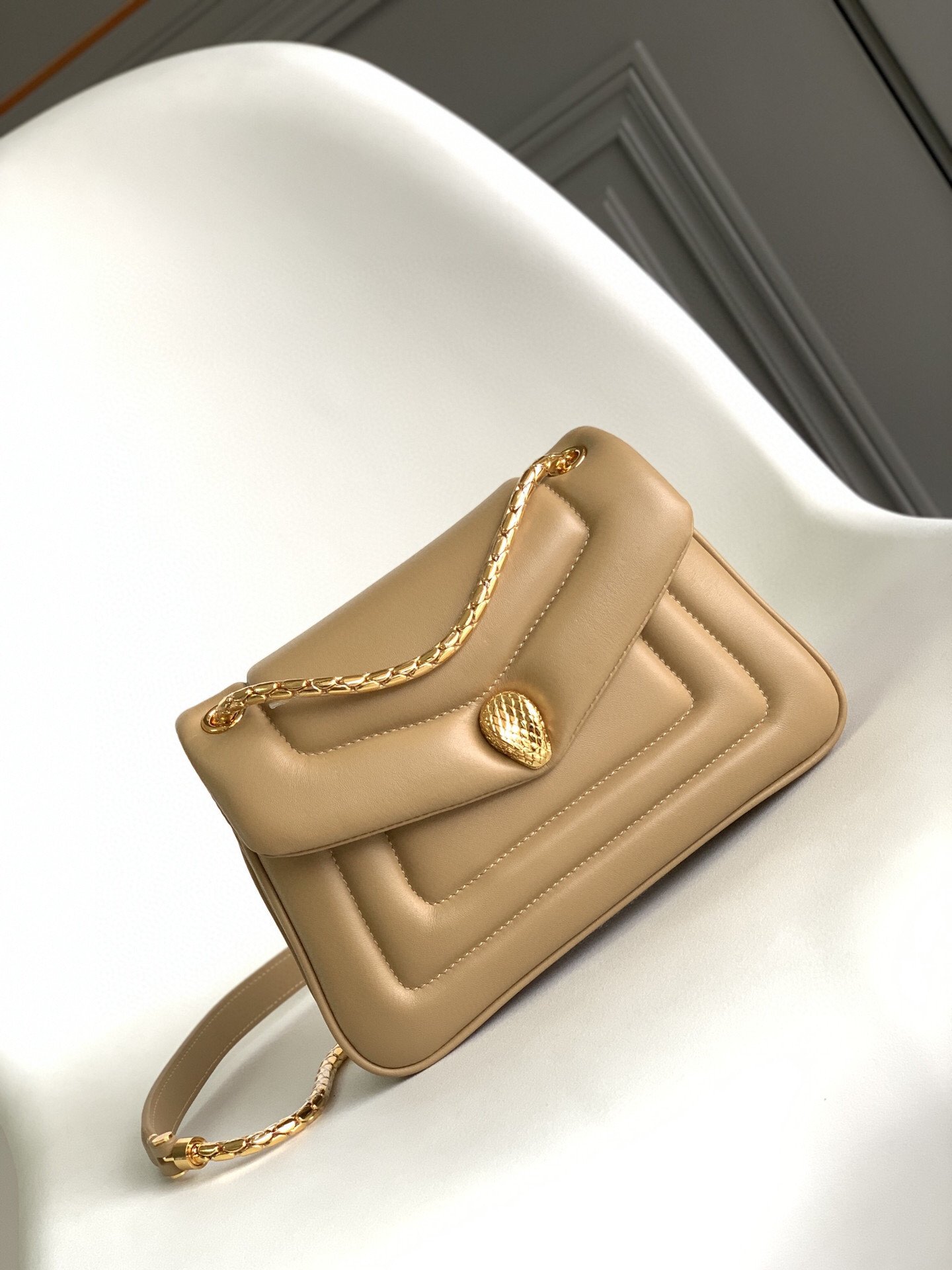 BVLGARI Serpenti Reverse Small Shoulder Bag 22.5cm Quilted Metropolitan Calf Leather Crossbody Chain Bag with Magnetic Snakehead Closure BVLGARI Serpenti Reverse Small Shoulder Bag 22.5cm Quilted Metropolitan Calf Leather Crossbody Chain Bag with Magnetic Snakehead Closure