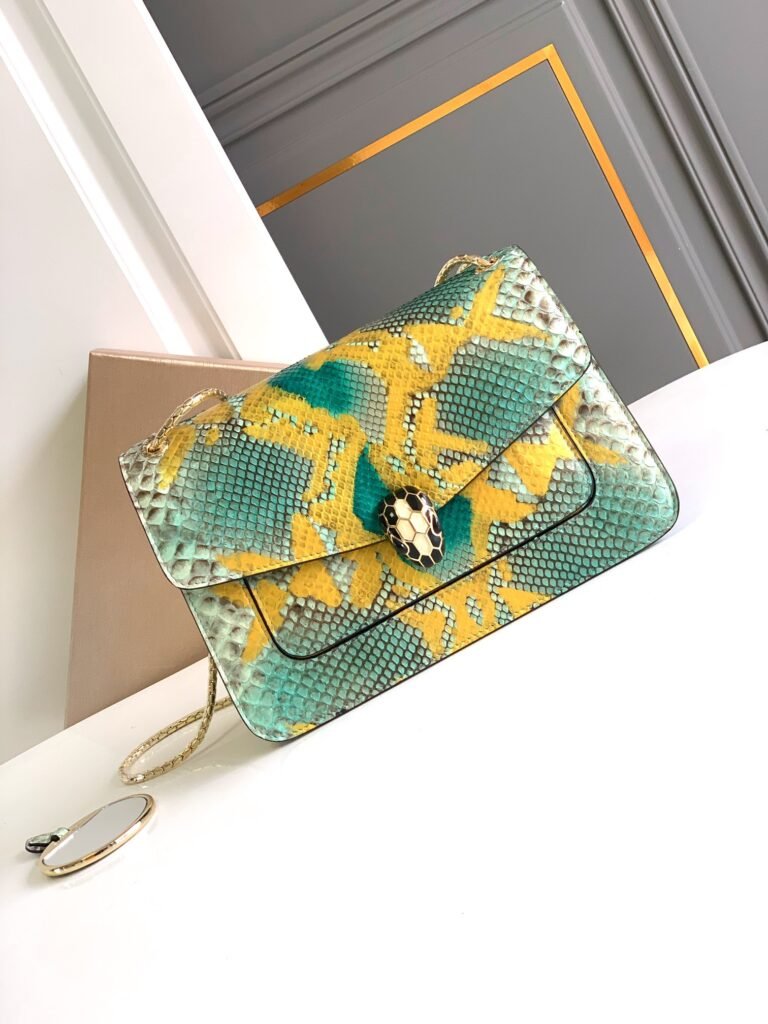 BVLGARI Serpenti Forever Shoulder Bag Emerald Green Gold-Trimmed Python Skin Crossbody Luxury Handbag – Image 4 BVLGARI Serpenti Forever Shoulder Bag Emerald Green Gold-Trimmed Python Skin Crossbody Luxury Handbag – Image 4