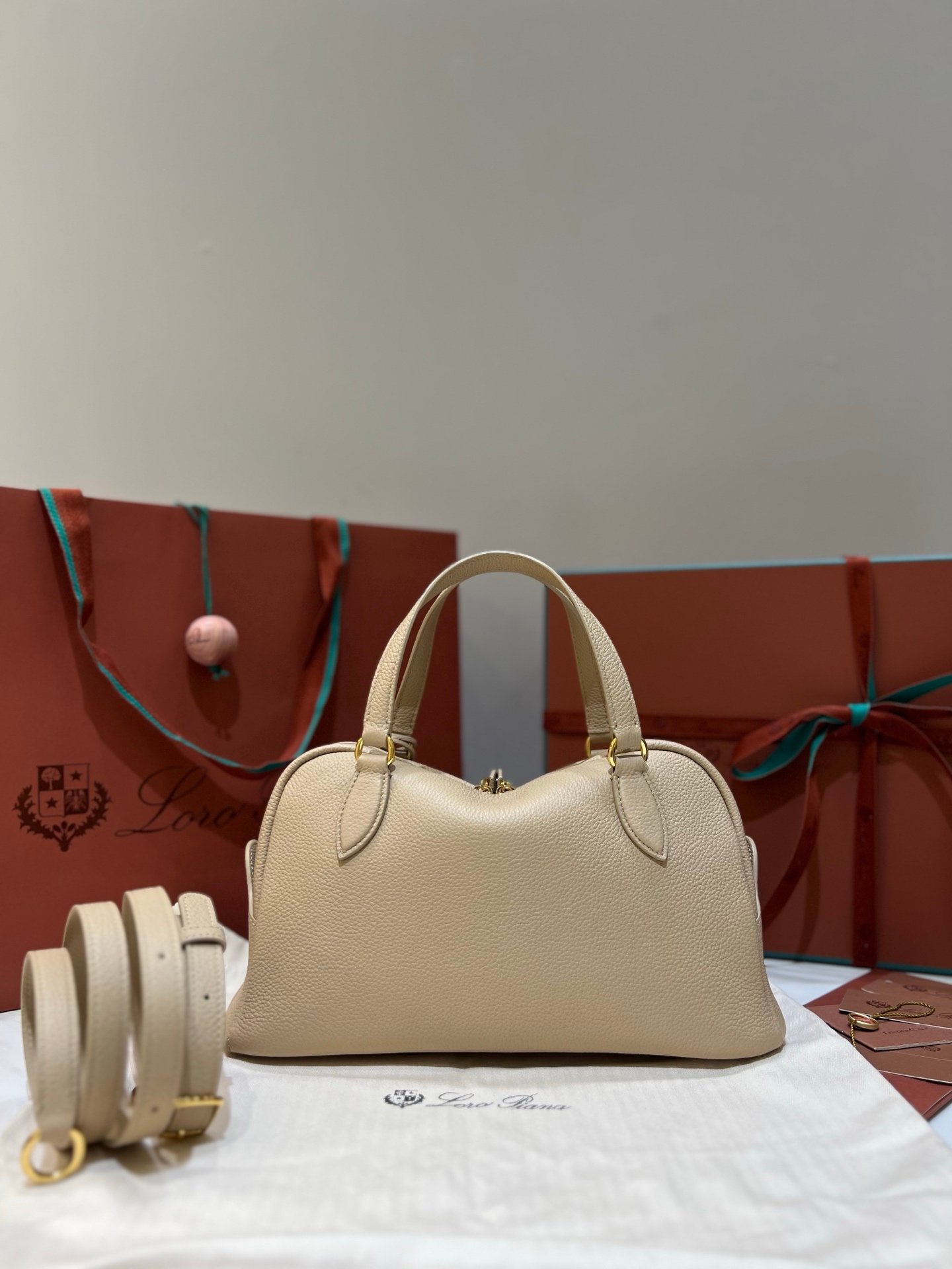 Loro Piana Needle Small Bag 5 Colors 31cm Premium Leather Handbag with Adjustable Strap and Internal Pouch Loro Piana Needle Small Bag 5 Colors 31cm Premium Leather Handbag with Adjustable Strap and Internal Pouch