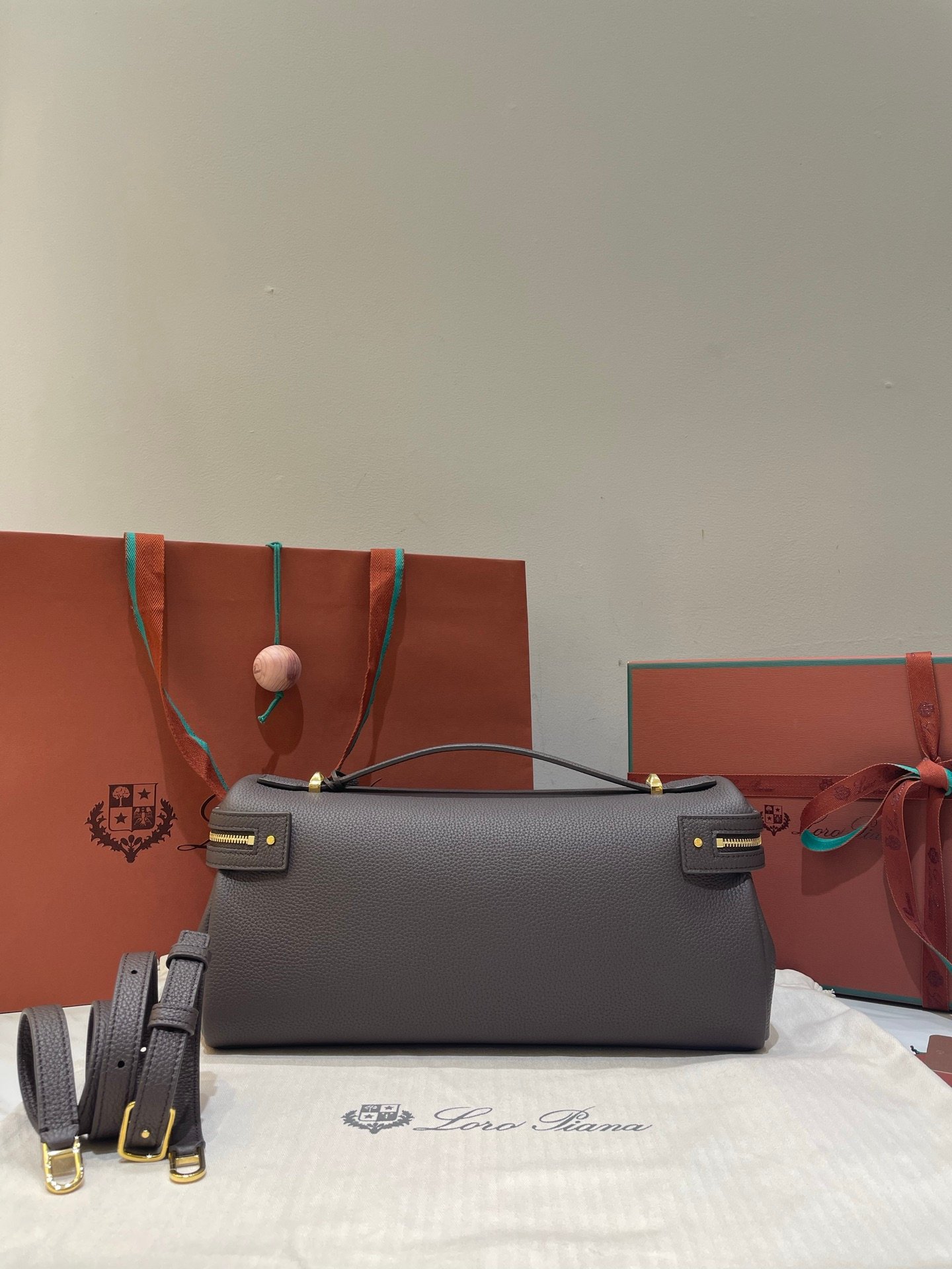 Loro Piana Extra Softy L33 Bag Quiet Luxury Fine-Grained Leather Handbag with Crossbody Strap