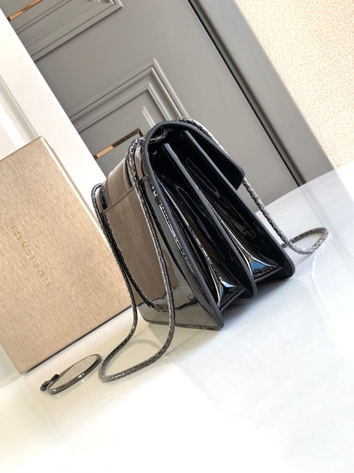 BVLGARI Serpenti Forever Glossy Calfskin Shoulder Bag 25cm Multi-Compartment Chain Bag with Snakehead Closure BVLGARI Serpenti Forever Glossy Calfskin Shoulder Bag 25cm Multi-Compartment Chain Bag with Snakehead Closure
