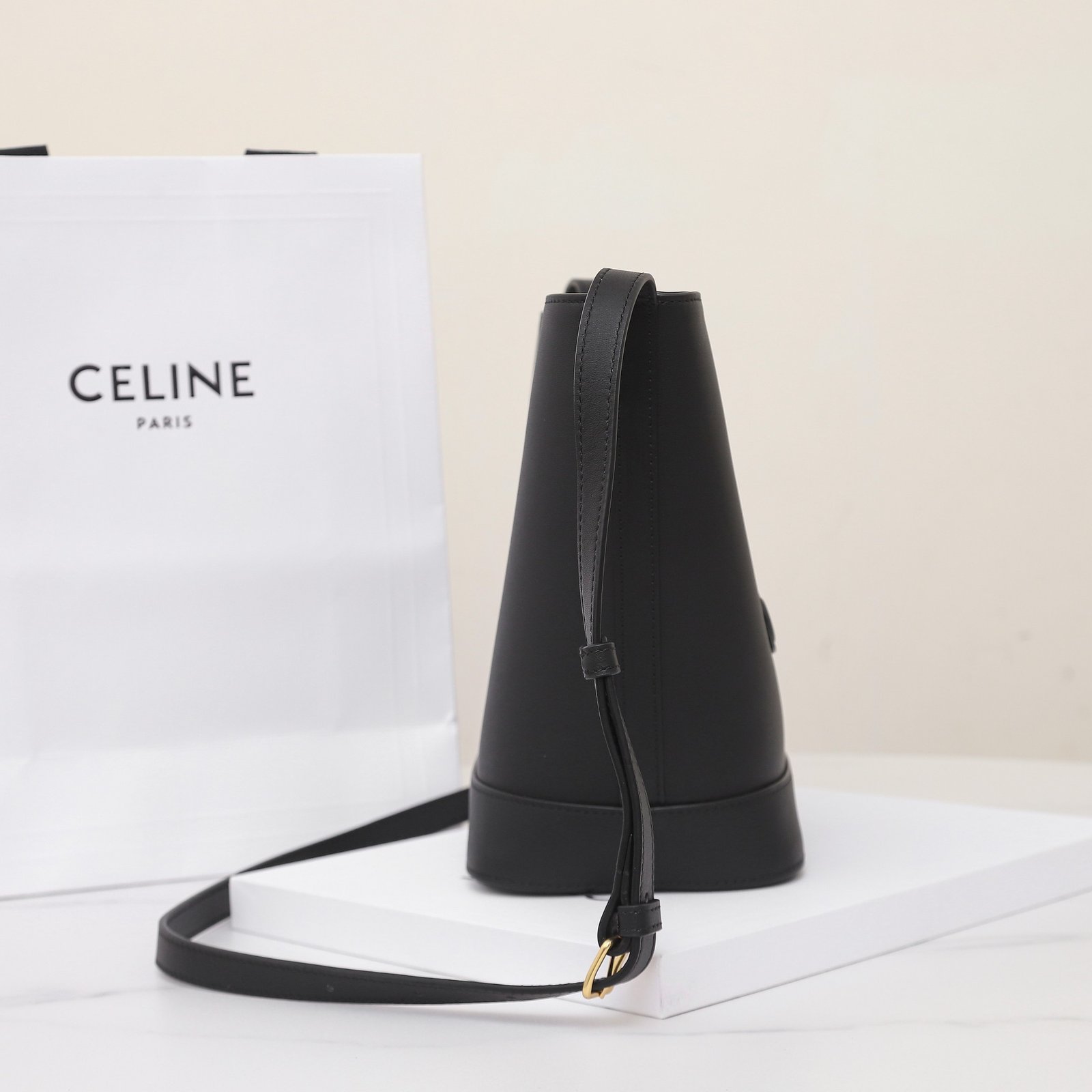 CELINE Cuir Triomphe Small Bucket Bag 17x22cm Tan and Black Calfskin Leather Crossbody Handbag with Adjustable Strap 12