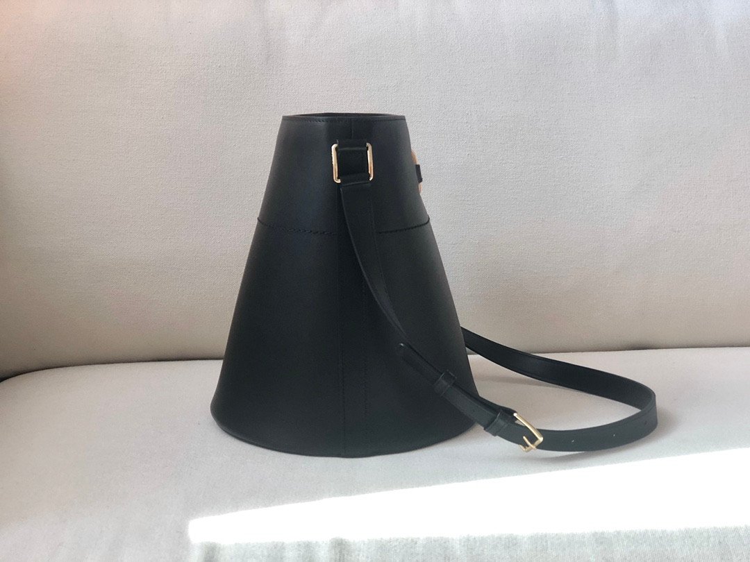 Luxury Celine Maillon Triomphe Tan Bucket Bag 25x29cm Pig Nose Gold Hardware Crossbody for Women 12