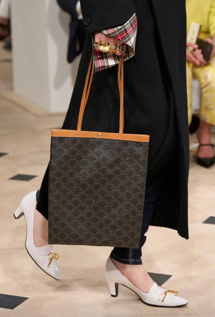 CELINE Flat Shopper Tote 26x34cm Triomphe Canvas Vertical Shopping Bag &ndash; Image 9