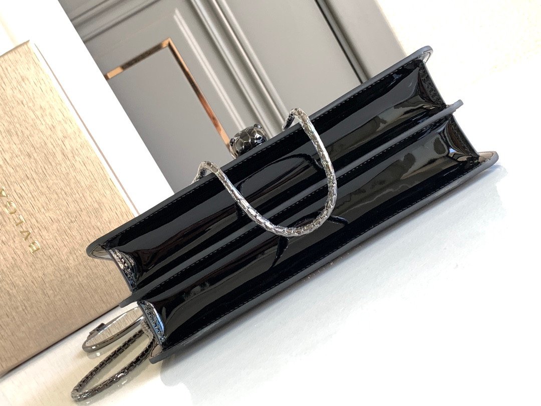 BVLGARI Serpenti Forever Glossy Calfskin Shoulder Bag 25cm Multi-Compartment Chain Bag with Snakehead Closure BVLGARI Serpenti Forever Glossy Calfskin Shoulder Bag 25cm Multi-Compartment Chain Bag with Snakehead Closure