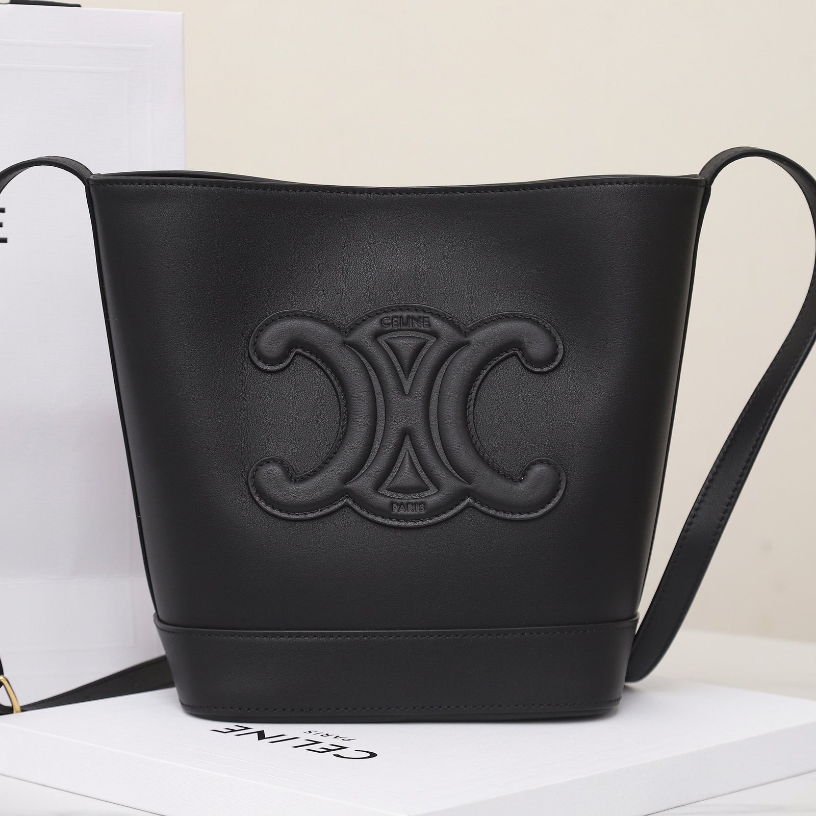 CELINE Cuir Triomphe Small Bucket Bag 17x22cm Tan and Black Calfskin Leather Crossbody Handbag with Adjustable Strap 14